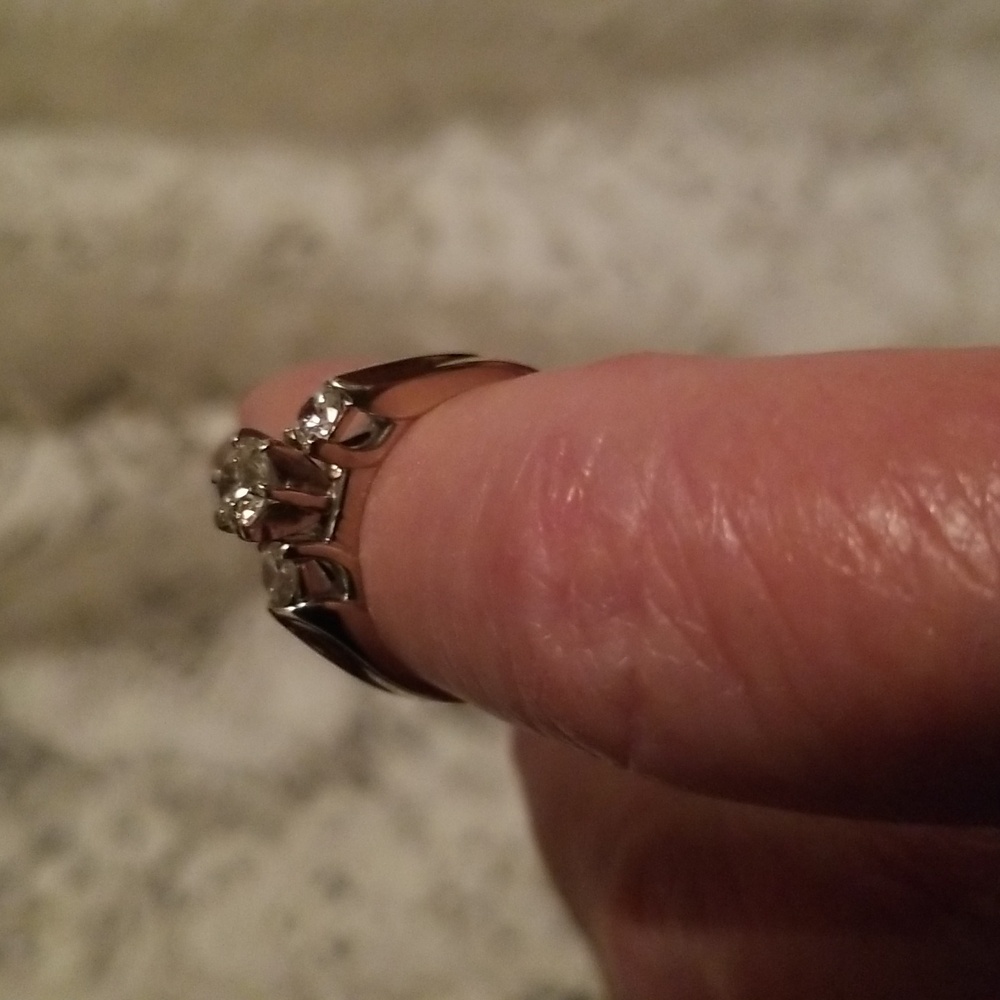 18K gold ring with 3 Beautiful Diamonds - Picture 12 of 13
